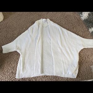 BNWT barefoot Dreams Shrug size S/m.